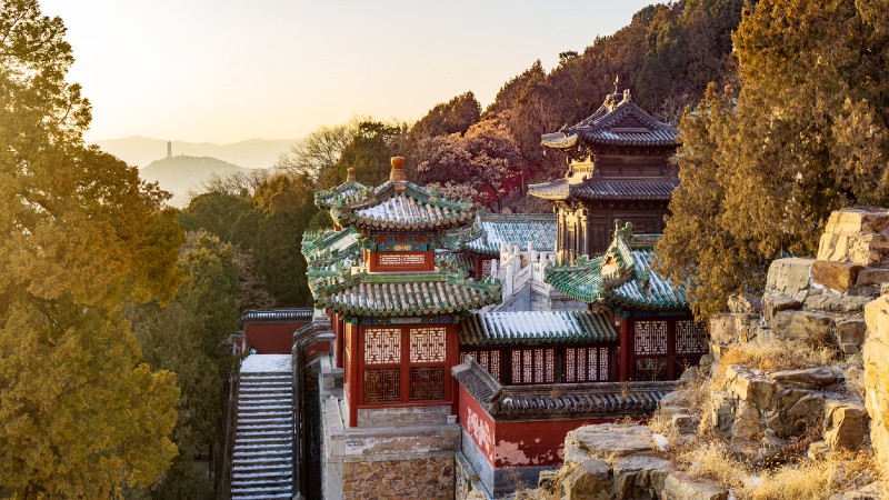 fargerike bygg klynget sammen i landskapet med fjell og �ser