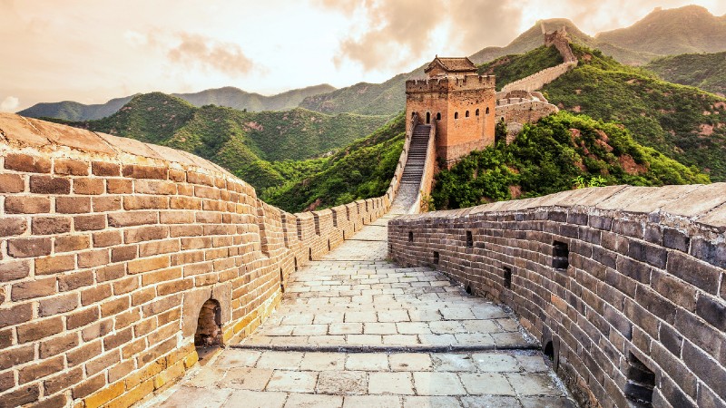 mursteinsmur som snirkler seg gjennom landskapet med gr�nne �ser p� sidene