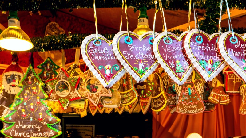 Pepperkaker på julemarked Pepperkaker henger i julemarkedsbod