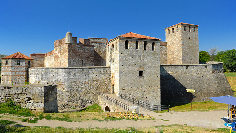 En stor og gammel festning i Vidin p� en solskinnsdag.