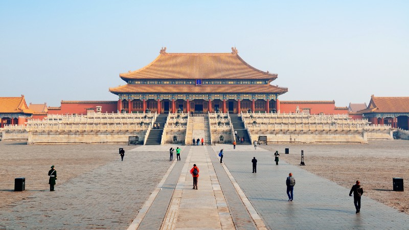 �pen plass med mennesker p� vei mot en trapp og et palass