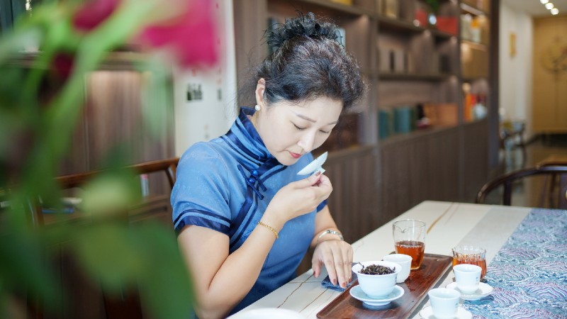 en dame som lukter og smaker p� te