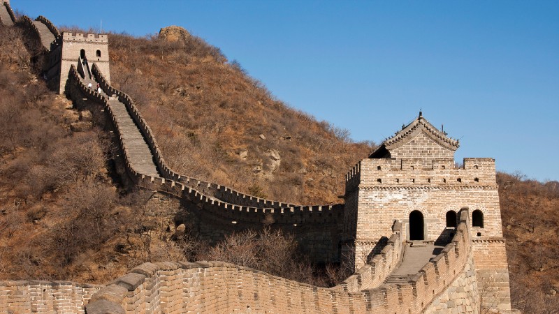Den kinesiske mur som strekker seg langt oppover i �sen med to vakthus