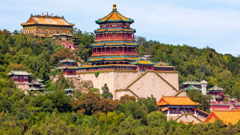 fargerike hus i klynge oppover i skogen og i h�yden 