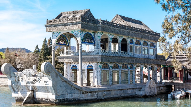 en b�t i marmor som ligger p� vannet 