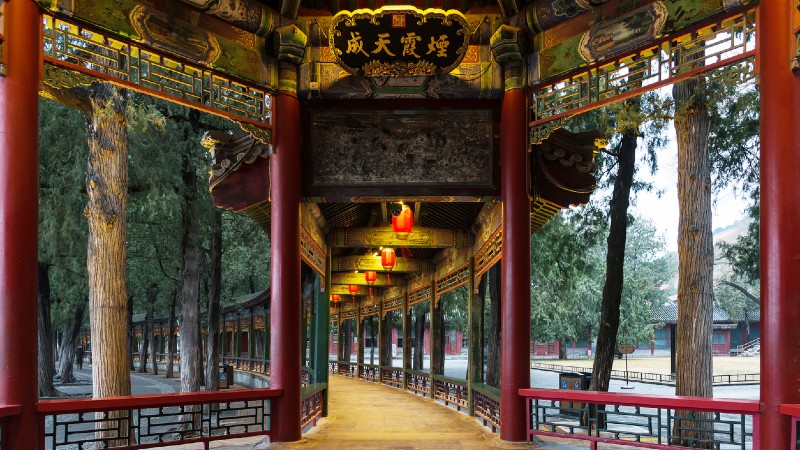 en fargerik gangvei med tak dekorert i gull, r�dt og kunsverk i Sommerpalasset