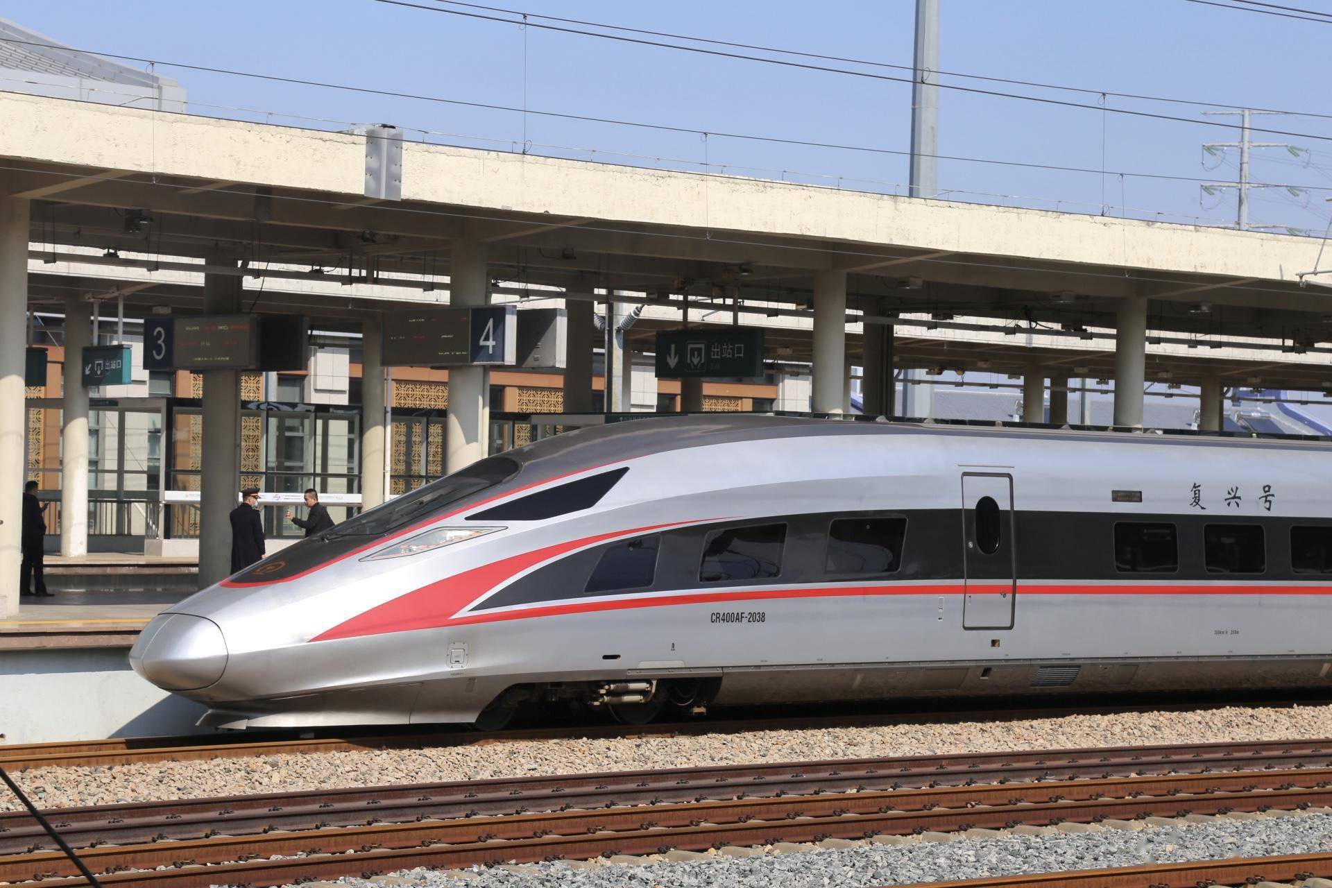 et tog i s�lvgr� farge. Ser ut som en utrolig raskt tog med spiss snute