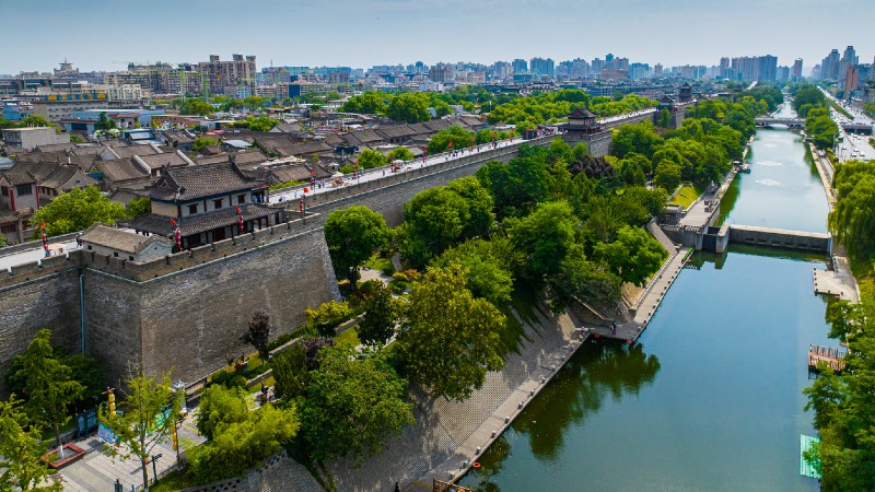 vann, tr�r og en lang bymur i Xian