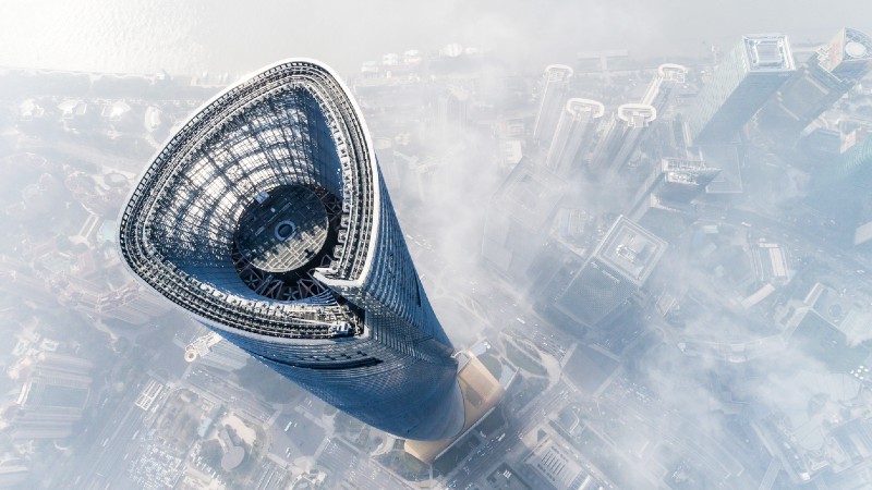 et kjempet�rn av en bygning som ser ut som et romskip i t�ken blant lavere bebyggelse