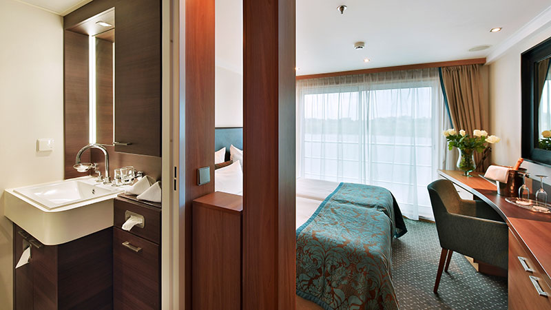 Dobbeltseng og skrivebord p� standardlugar. Vask og speil p� baderom.