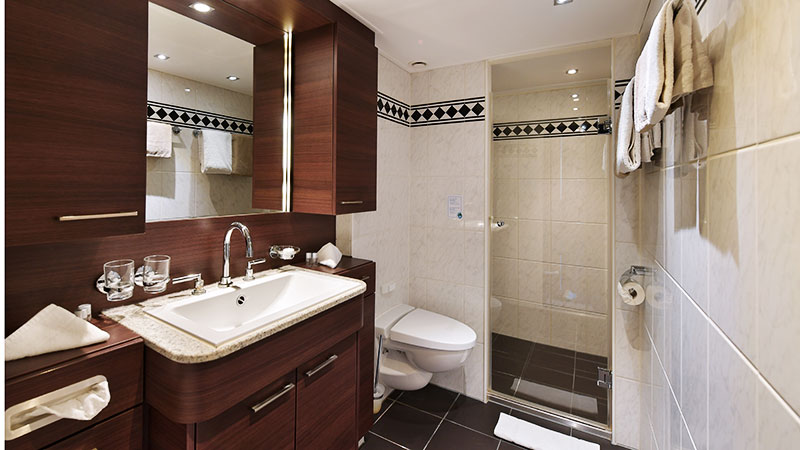 Dusj, toalett og vask p� suite p� Leonora.