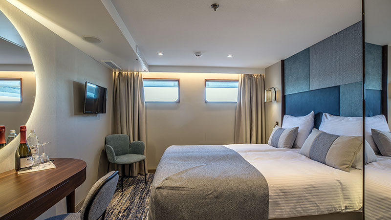 Standardlugar, Emerald Deck Dobbeltseng i standardlugar med stort speil og skrivebord. Små vinduer.