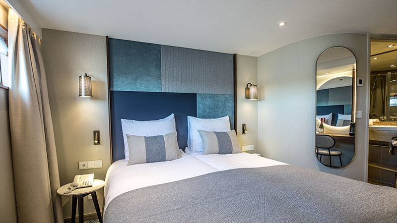 Standardlugar, Emerald Deck Dobbeltseng med speil på veggen i standardlugar.