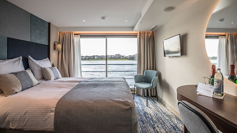 Standardlugar, Ruby/Diamond Deck Dobbeltseng i standardlugar med utsikt mot elven.