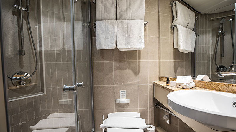Bad, standardlugar Baderom med dusj, toalett og vask på MS Viva Tiara.