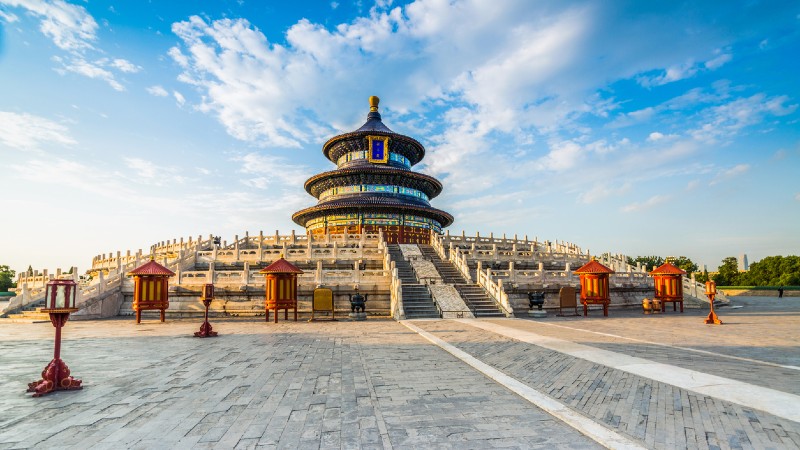 En stor plass med et forh�yet tempel 