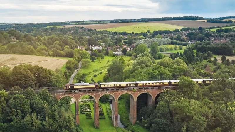 Belmond British Pullman kj�rer over en jernbanebro