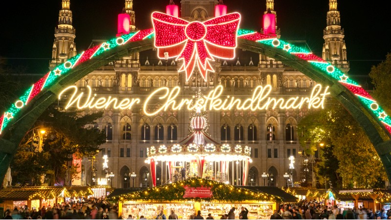 Julemarked i Wien Fine julelys på markedet foran Wiens rådhus