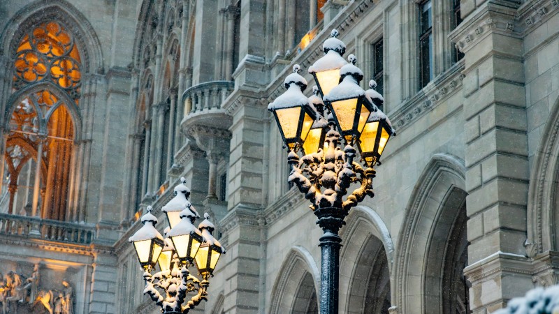 Vinter i Wien Gamle gatelykter dekket av snø i wien