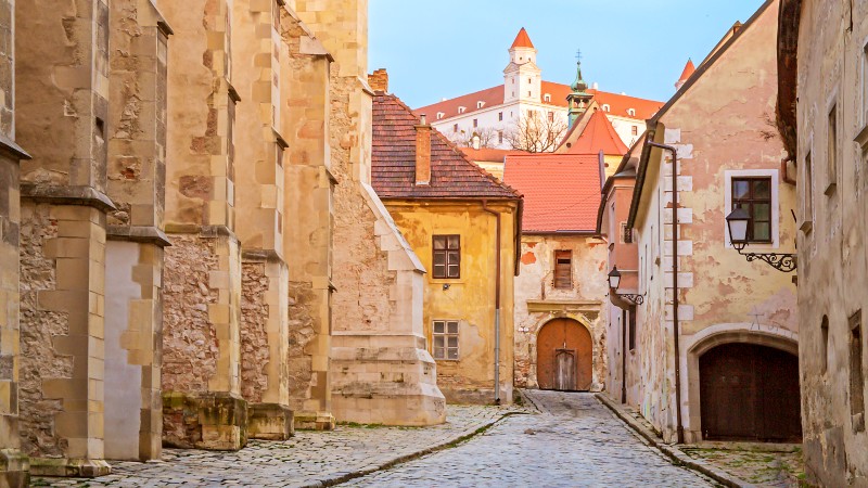 Gamlebyen i Bratislava Hyggelig gammel brosteinsgate i Bratislava