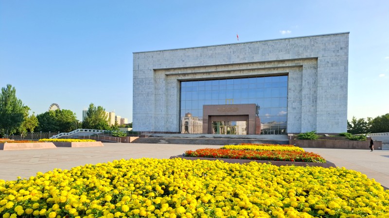 State History Museum med vakre gule blomster i forgrunnen