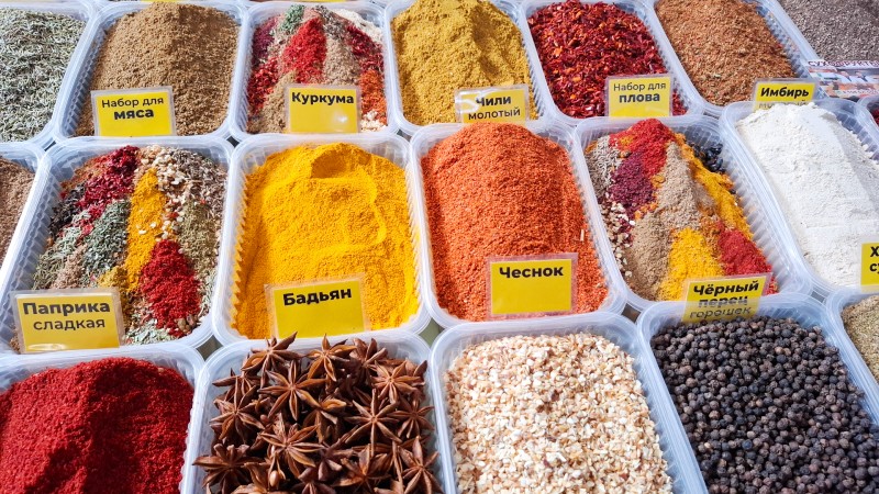 Forskjellige fargerike kryddersorter