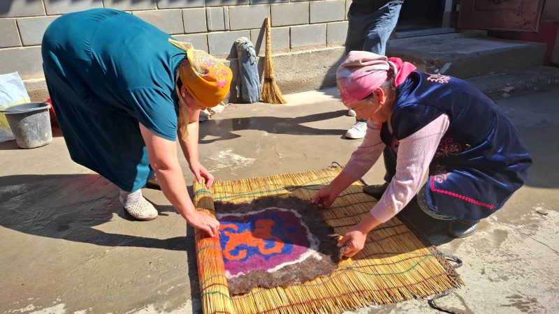 To kvinner demonstrerer hvordan man lager filtprodukter