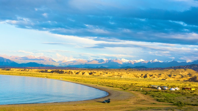 Innsj�en Issyk-Kul med fjellene i bakgrunnen