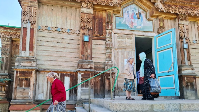 3 eldre damer ved trekirken Holy Trinity church