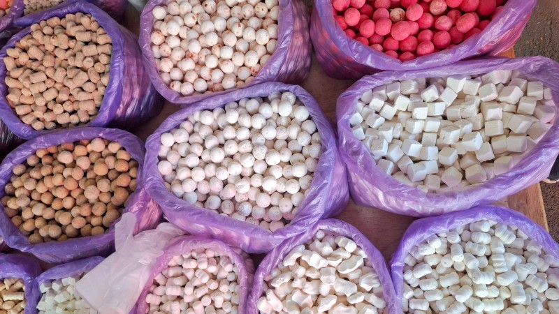 Poser med den tradisjonelle snacken Kurut