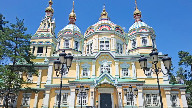 Vakker gul katedralen i Almaty