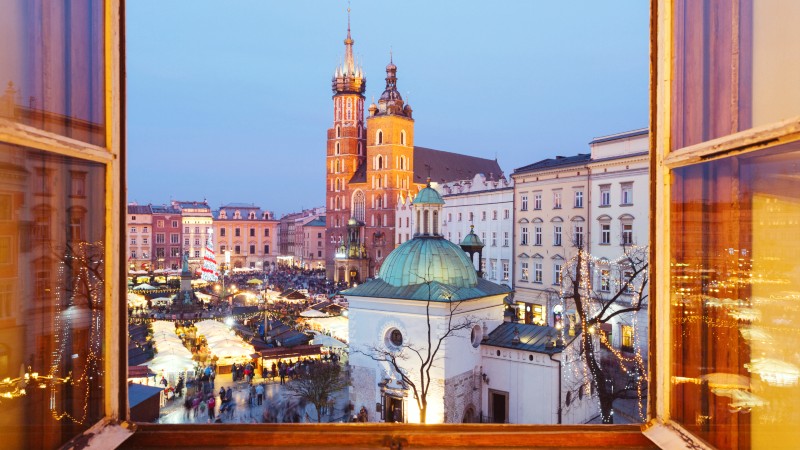 Julemarked på torget i Gamlebyen Julemarked sett gjennom vindu