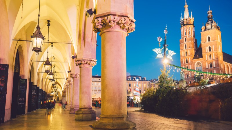 Mariakirken og torget i Gamlebyen Mariakirken i bakgrunnen på torget