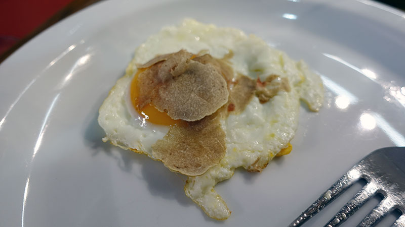 Hvit tr�ffel p� et speilegg