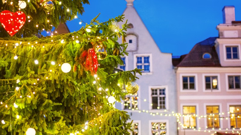 Detalj av juletre foran tradisjonelle bygninger