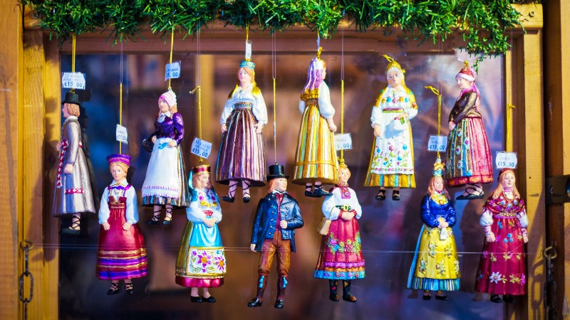 Julefigurer i estiske tradisjonelle folkedrakter