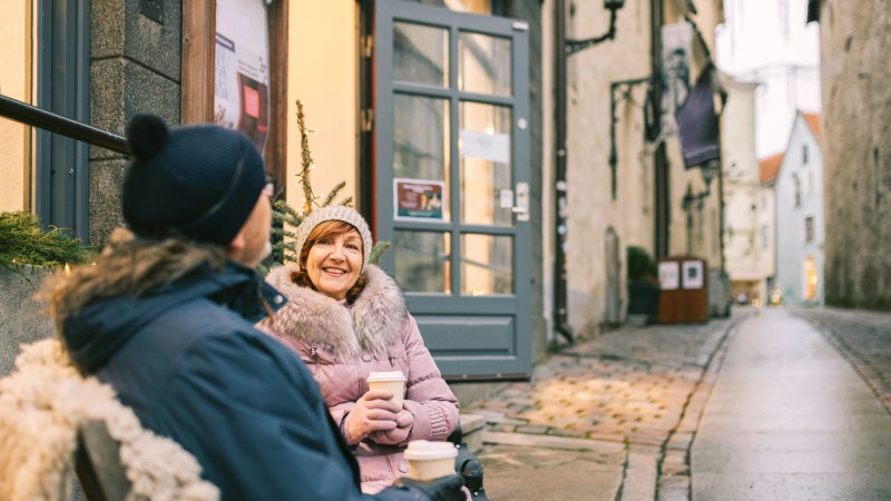 To personer drikker kaffe i gamlebyen
