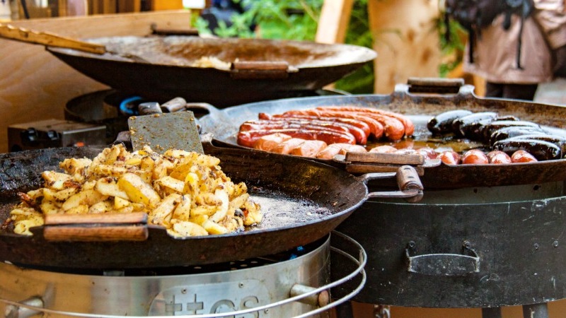 Poteter og p�lser lages p� julemarkedet