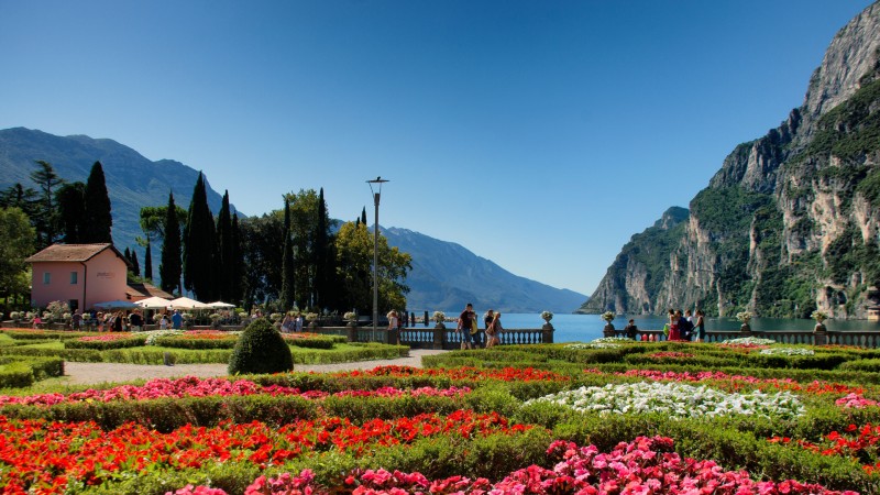 blomstereng, fjell og sj� i Riva del Garda