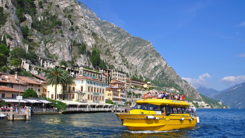 Byen Limone med fargerike hus, sj� og fjell