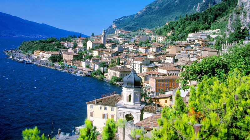 Utsikt utover Limone med bygninger og sj�