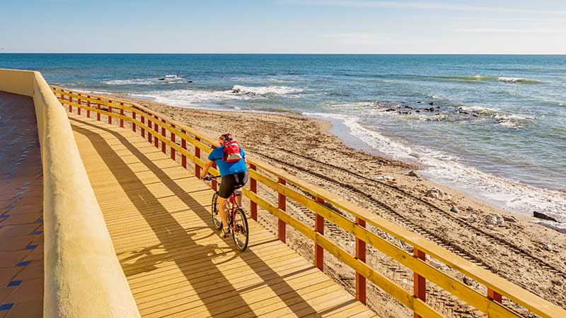 Syklist p� strandpromenaden