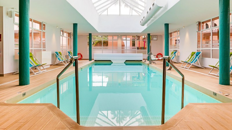 Innend�rs sv�mmebasseng med glasstak