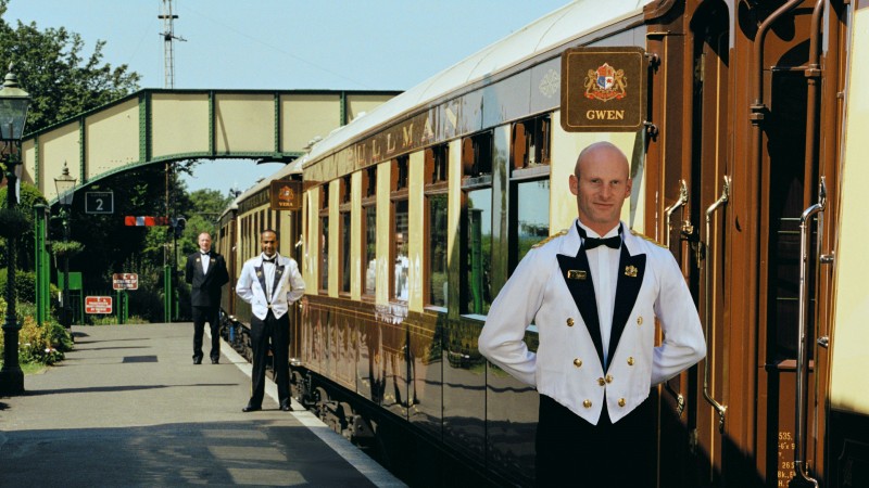 Servit�rer �nsker velkommen ombord p� Belmond British Pullman 