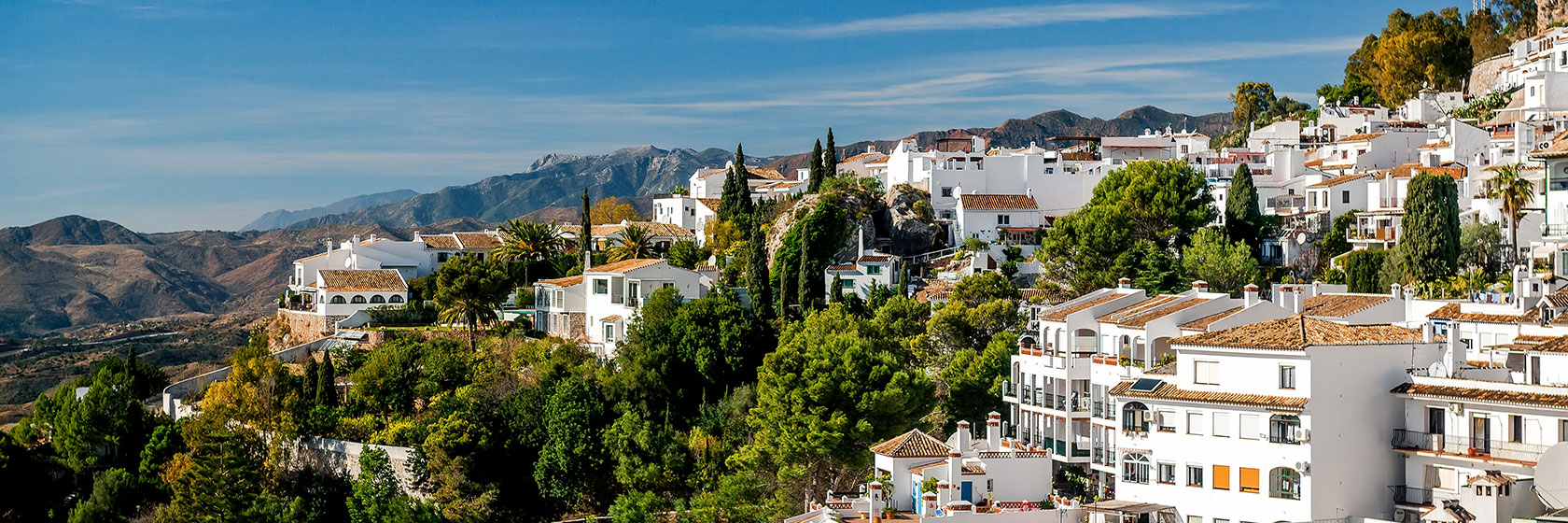 En hvit landsby oppe i fjellene p� solkysten. 